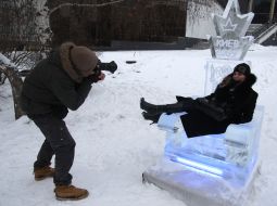A photographer takes off a girl on the throne of ice