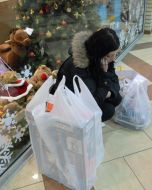 Дівчина розмовляє по мобільному телефону