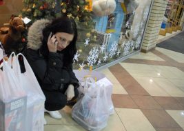 Дівчина розмовляє по мобільному телефону