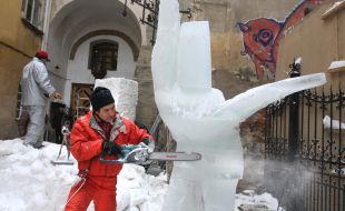 Sculptor Miroslav Dedishin