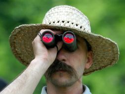 Мужчина смотрит в бинокль