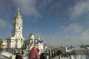 Парафіяни йдуть на богослужіння