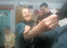 An old woman meets Christmas carolers