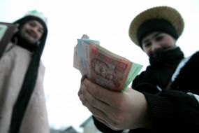 Christmas caroler in the fairy-tale hero suit counts a money