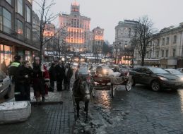 Извозчик разговаривает с владелицей машины