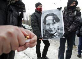 The action participants hold the picture of the lost journalist Anastasiya Baburova