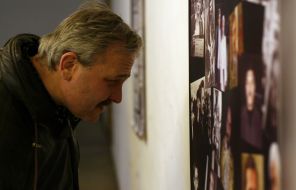 Відвідувач роздивляється експонати