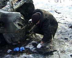 Сотрудник следственно-оперативной группы проводит экспертизу