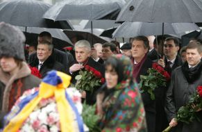 Покладання квітів до пам’ятника Михайлу Грушевському