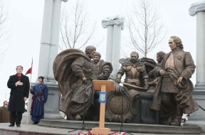 Viktor Yushchenko near composition «Hetman glory»