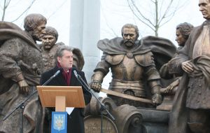 Viktor Yushchenko near composition «Hetman glory»