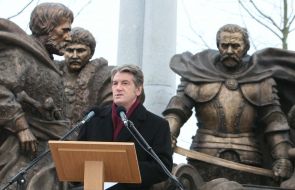 Viktor Yushchenko near composition «Hetman glory»