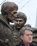Viktor Yushchenko near composition «Hetman glory»