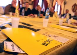 Столы, украшенные партийной символикой партии ПОРА