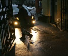 Охранник открывает ворота