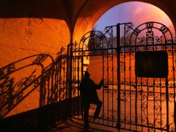 Мужчина возле ворот