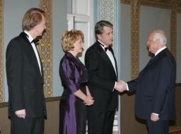 Vkctor Yushchenko presses a hand Viktor Chernomyrdin