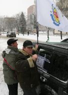 Водители прикрепляют к автомобилю флаг