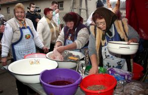 Женщины перебирают потроха