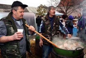 Мужчины готовят свинину