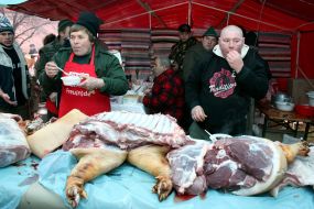 Венгерские мясники пробуют свежие блюда из свинины