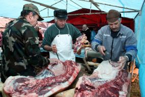 Мясники сортируют свинину