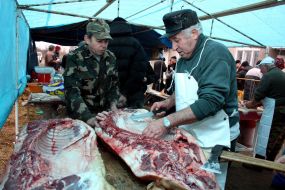 Мясники сортируют свинину