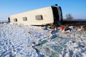Перевернутый пассажирский автобус