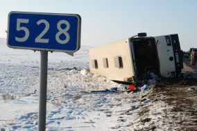 Перевернутый пассажирский автобус