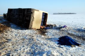 Перевернутый пассажирский автобус
