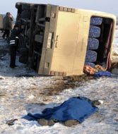 Перевернутый пассажирский автобус