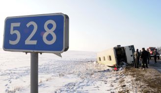 Перевернутый пассажирский автобус