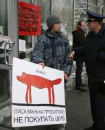 Сотрудник милиции разговаривает с одним из активистов общественной инициативы ”Люди за права животных”