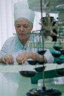 Фармацевты в аптеке читают рецепт