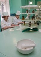 Фармацевты в аптеке приготовляют лекарства