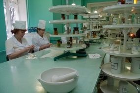 Фармацевты в аптеке приготовляют лекарства