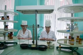 Фармацевты в аптеке приготовляют лекарства