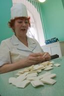 Фармацевт в аптеке приготовляет лекарства