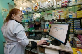 Продавщица в аптеке продает лекарства