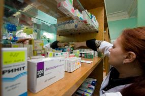 Продавщица в аптеке берет лекарства