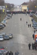 Крымские автомобилисты перекрывают дорогу