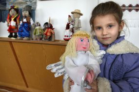 Девочка держит игрушку