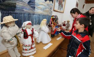 Мальчик рассматривает деревянные игрушки