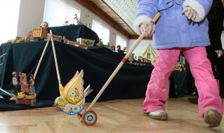 Девочка держит игрушку