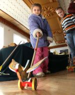 Девочка держит игрушку