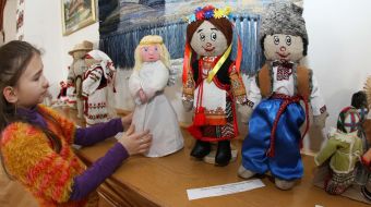 Девочка рассматривает деревянные игрушки