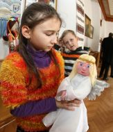 Девочка держит игрушку