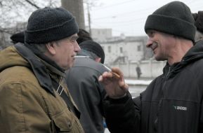 Рабочие курят во время забастовки