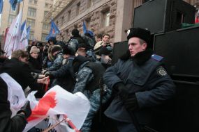 The employees of militia tries to keep participants of picket