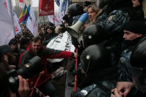The employees of militia tries to keep participants of picket